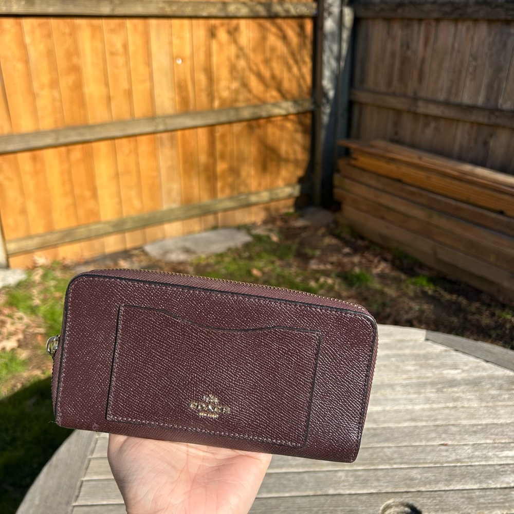Coach Dark Burgundy‎ Crossgrain Leather Accordion ZipAround Phone Wallet - Picture 2 of 6